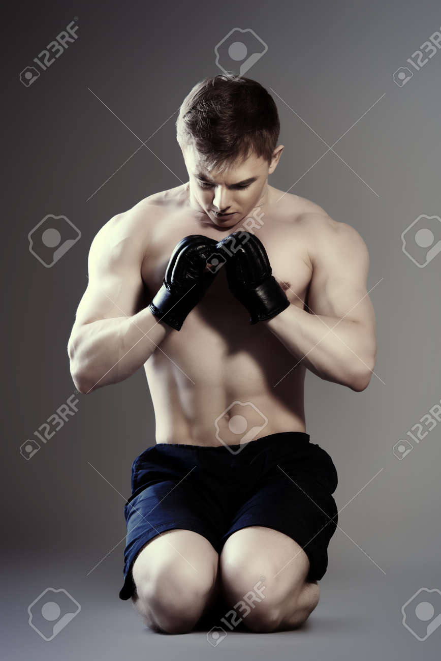スポーツウェアのスタジオでポーズをとって筋肉の男性 ボディービル 総合格闘技 の写真素材 画像素材 Image スポーツウェアのスタジオでポーズをとって筋肉の男性 ボディービル 総合格闘技 の写真素材 画像素材 Image