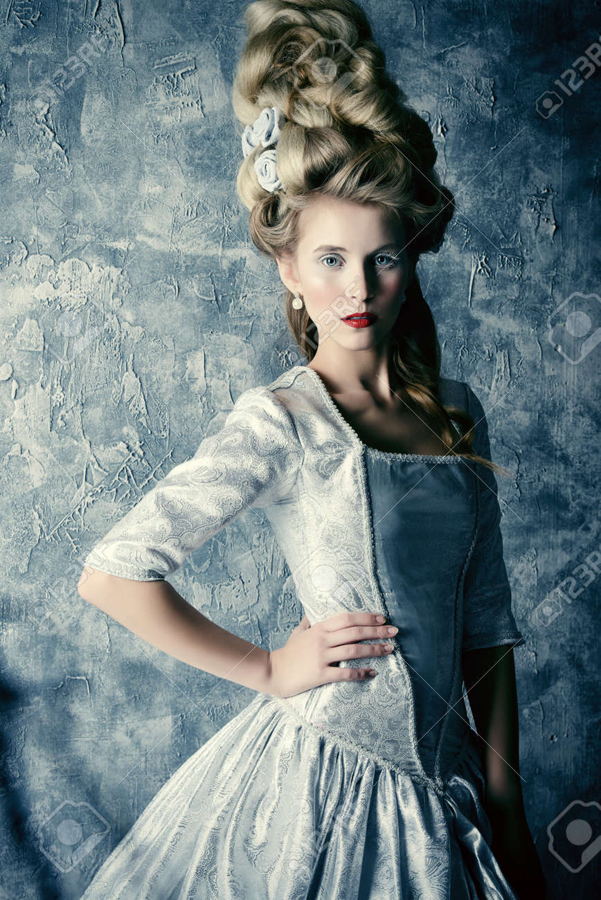 バロックスタイル 女性の肖像画 ファッションの豪華な中世ドレスとビンテージ スタイルの高い