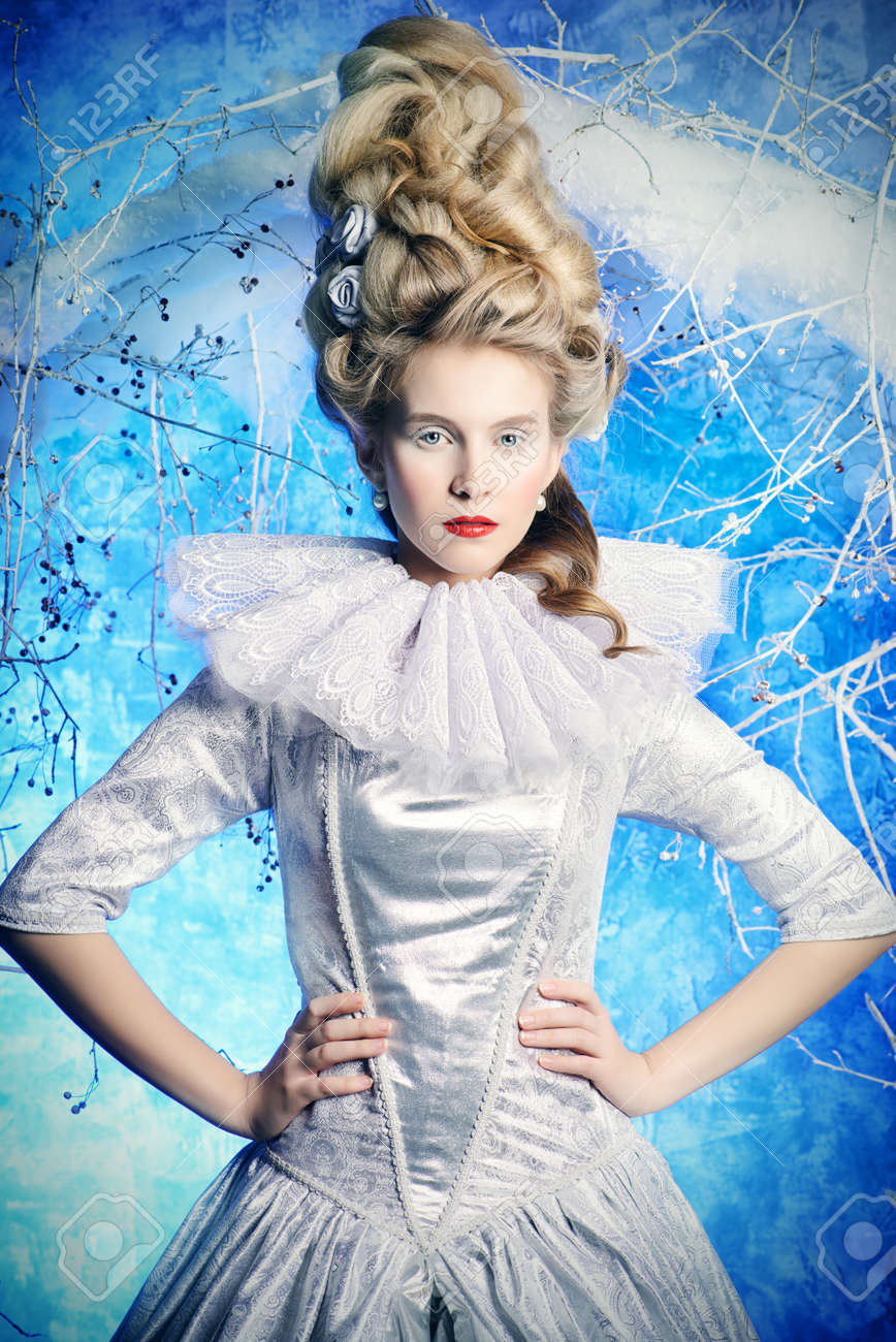 妖精魔法の冬の森でエレガントなシルバーとホワイトのドレスで氷の女王 美容 ファッション の写真素材 画像素材 Image