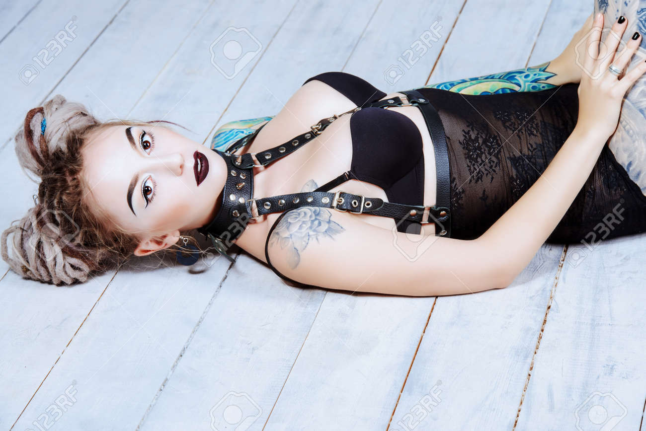 緊縛  ブラ 性的なランジェリーで情熱的な若い女性。緊縛.の写真素材・画像素材 Image 51908776
