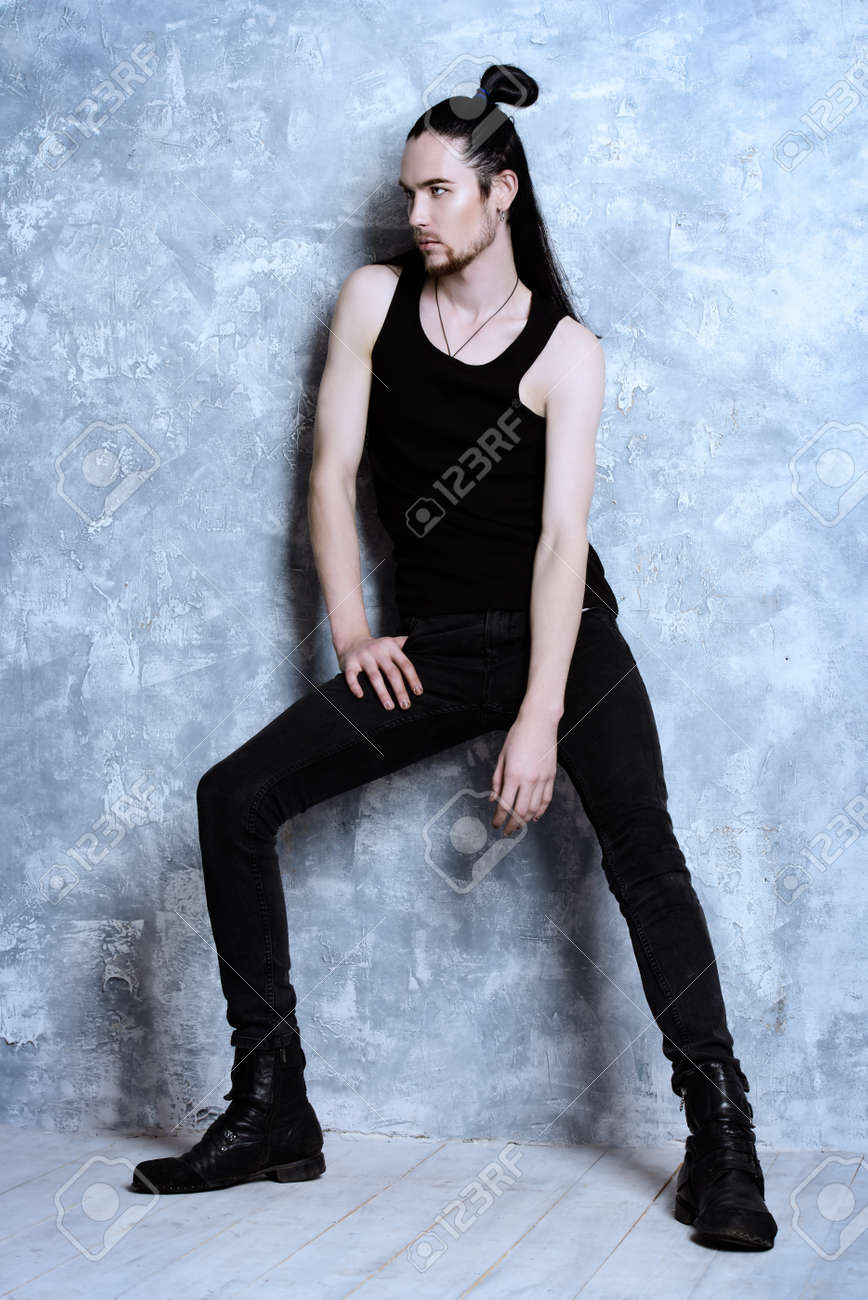 Un Grand Mince Homme Brun Posant Par La Paroi Du Grunge La Beaute Des Hommes La Mode Banque D Images Et Photos Libres De Droits Image 52020115