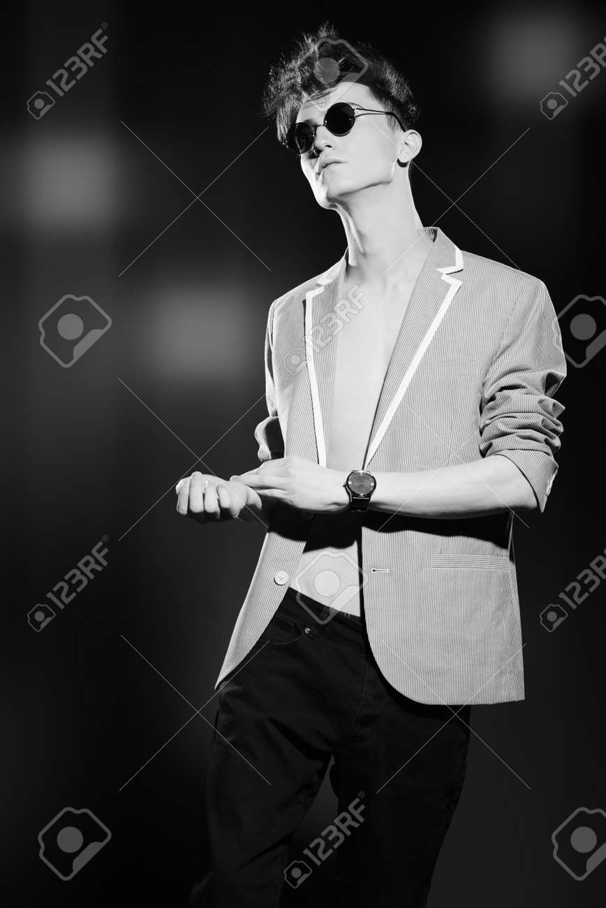 スタイリッシュな直立した髪とファッションの男性モデル 美容 ファッション の写真素材 画像素材 Image スタイリッシュな直立した髪とファッションの男性モデル 美容 ファッション の写真素材 画像素材 Image