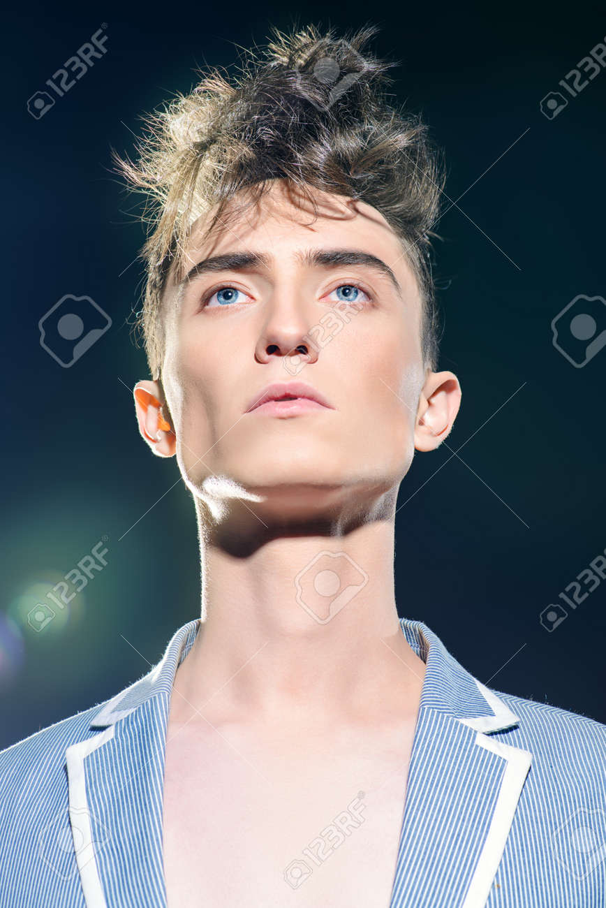 スタイリッシュな直立した髪とファッションの男性モデル 美容 ファッション の写真素材 画像素材 Image