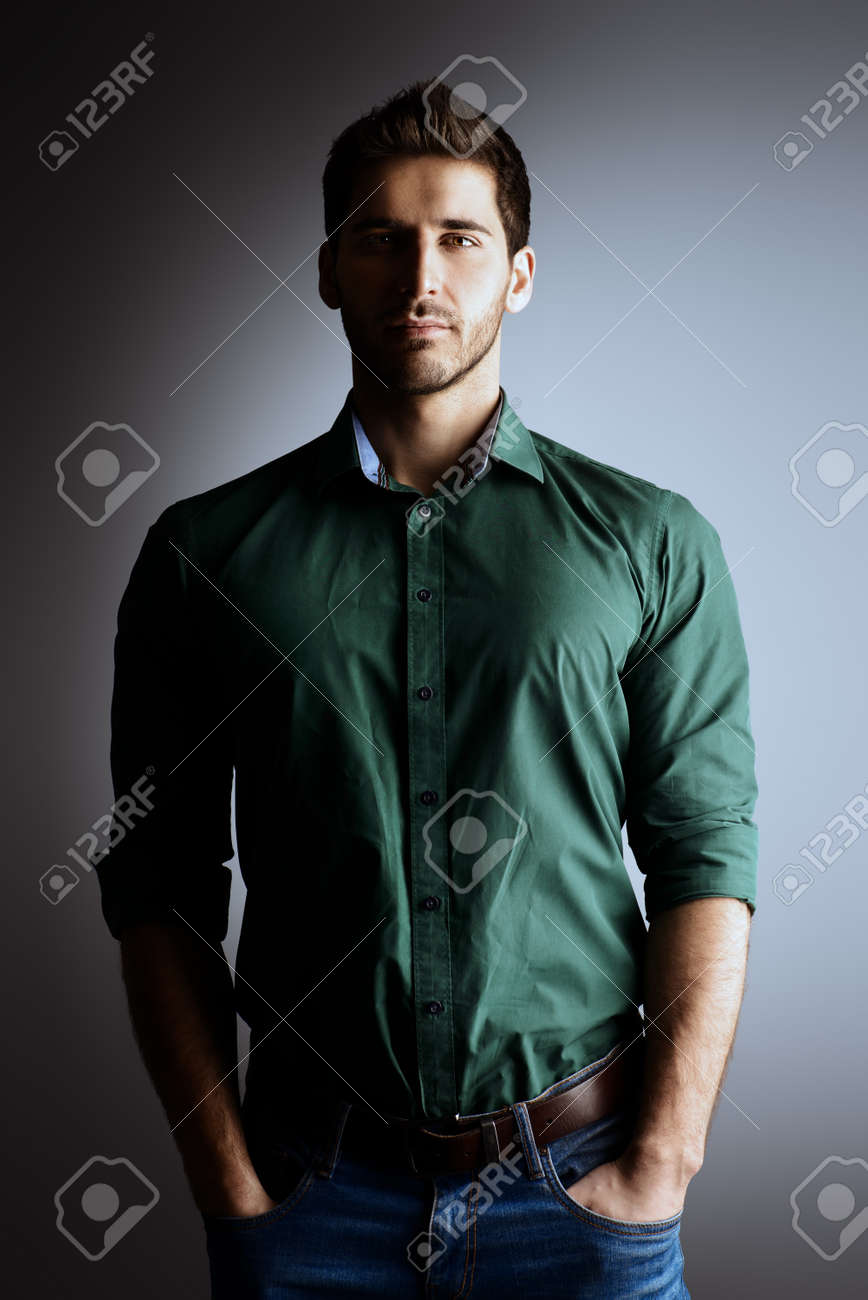 Casual Hombre Joven Hermoso Que Mira La Cámara Y Sonriendo Levemente. La Belleza De Los Hombres. Estudio Sobre Fondo Gris. Fotos, Retratos, Imágenes Y Fotografía De Archivo Libres De Derecho. Image 56190705. Casual Hombre Joven Hermoso Que Mira La Cámara Y Sonriendo Levemente. La Belleza De Los Hombres. Estudio Sobre Fondo Gris. Fotos, Retratos, Imágenes Y Fotografía De Archivo Libres De Derecho. Image 56190705.