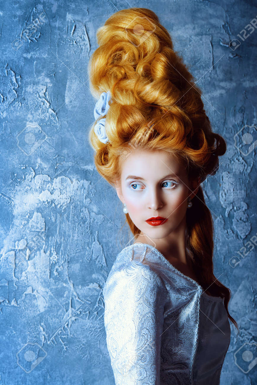 ファッションの豪華な中世ドレスとビンテージ スタイルの高い髪型で美しい女性の肖像画 バロック ルネッサンス スタイル 歴史的なドレス 髪型の歴史 の写真素材 画像素材 Image