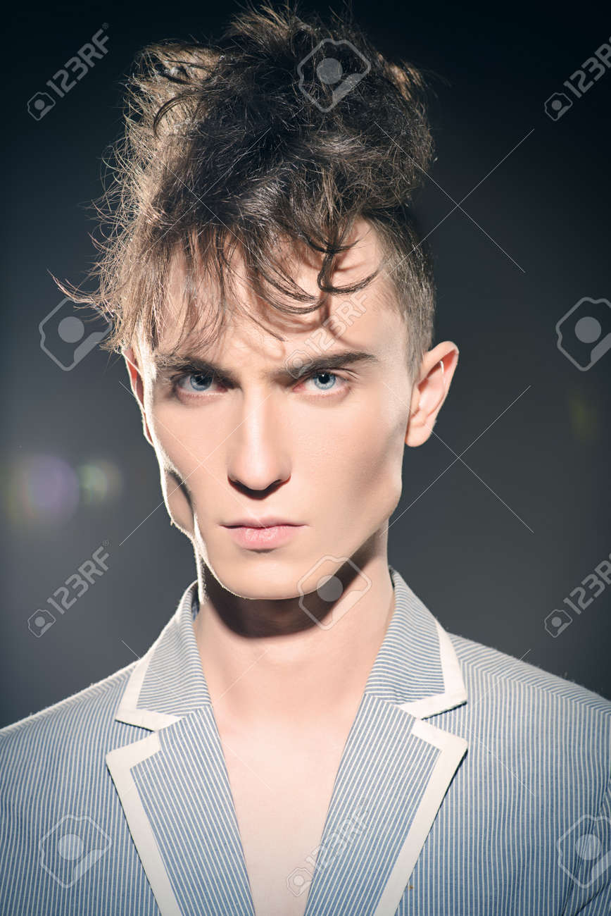 スタイリッシュな直立した髪とファッションの男性モデル 美容 ファッション の写真素材 画像素材 Image