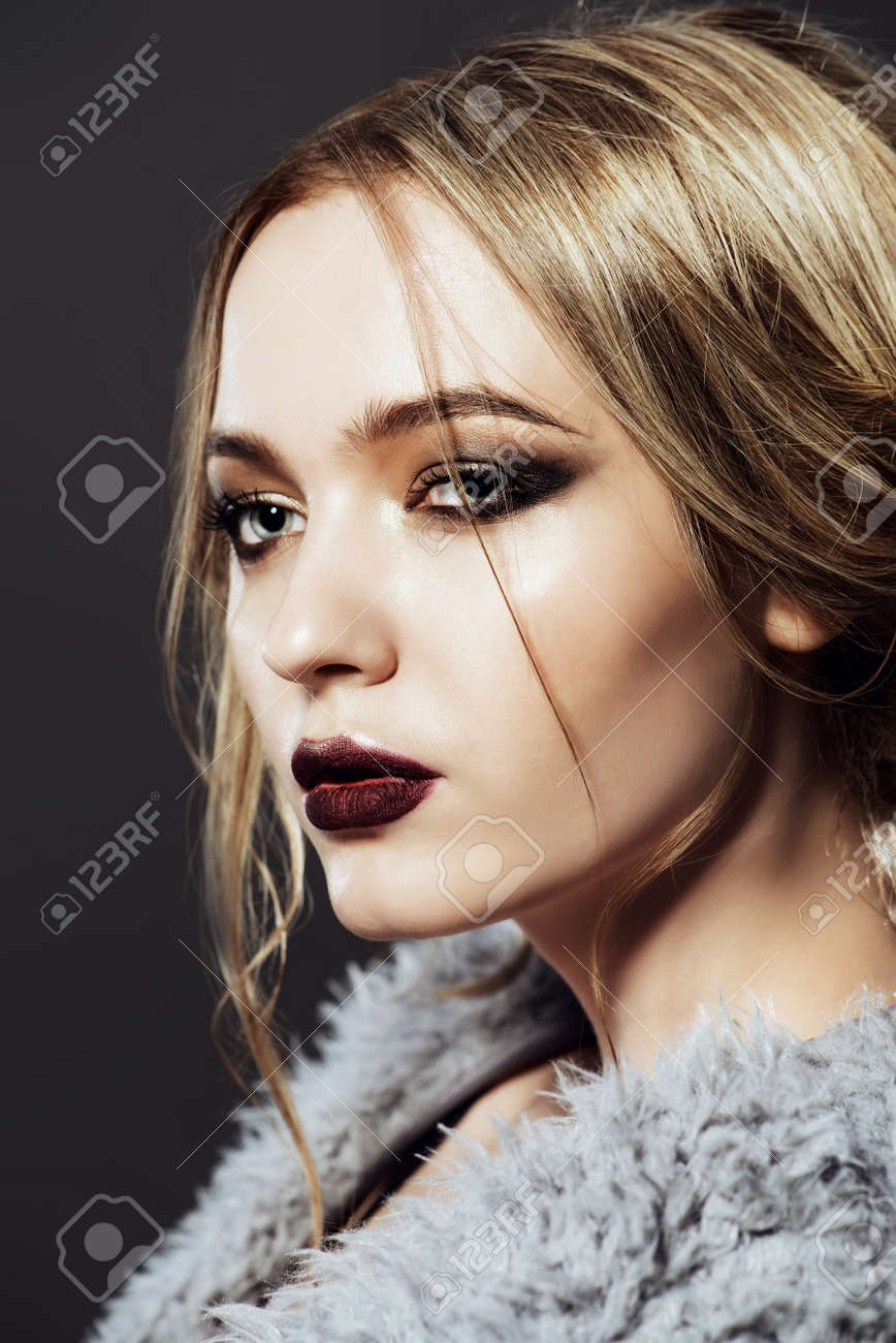 Vogue Tiré Dune Belle Jeune Femme Avec Sombre Maquillage Cosmétiques Rouge à Lèvres Marron Studio Shot