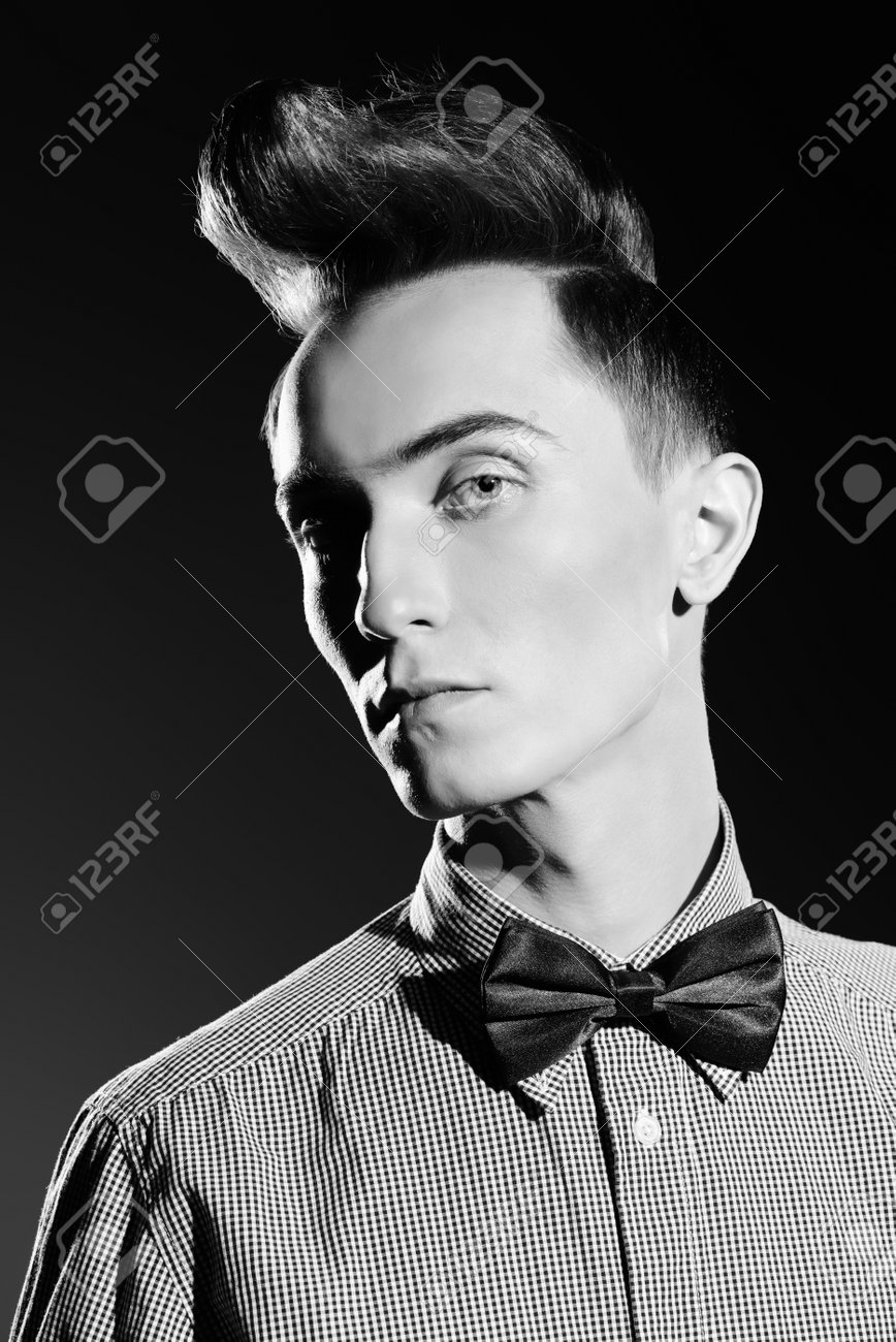 スタイリッシュな髪のハンサムな男性モデルのスタジオ撮影をファッションします 男性の髪型 美容 ファッション の写真素材 画像素材 Image