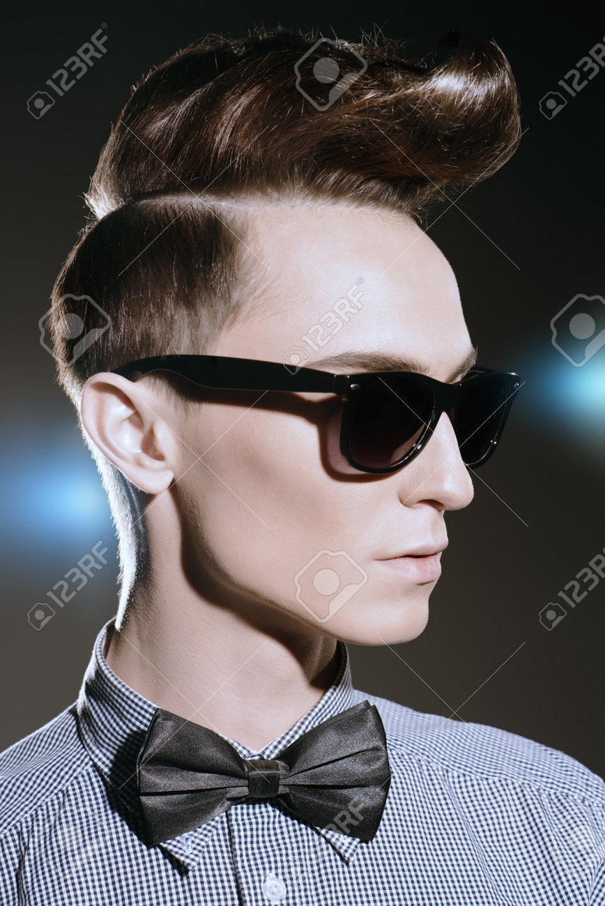 スタイリッシュな髪のハンサムな男性モデルのスタジオ撮影をファッションします 男性の髪型 美容 ファッション の写真素材 画像素材 Image