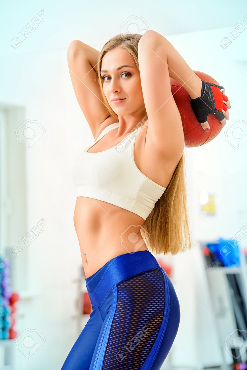 美しい運動若い女性のジムでワークアウトします 健康的なライフ スタイル スポーツ フィットネス ボディービル の写真素材 画像素材 Image