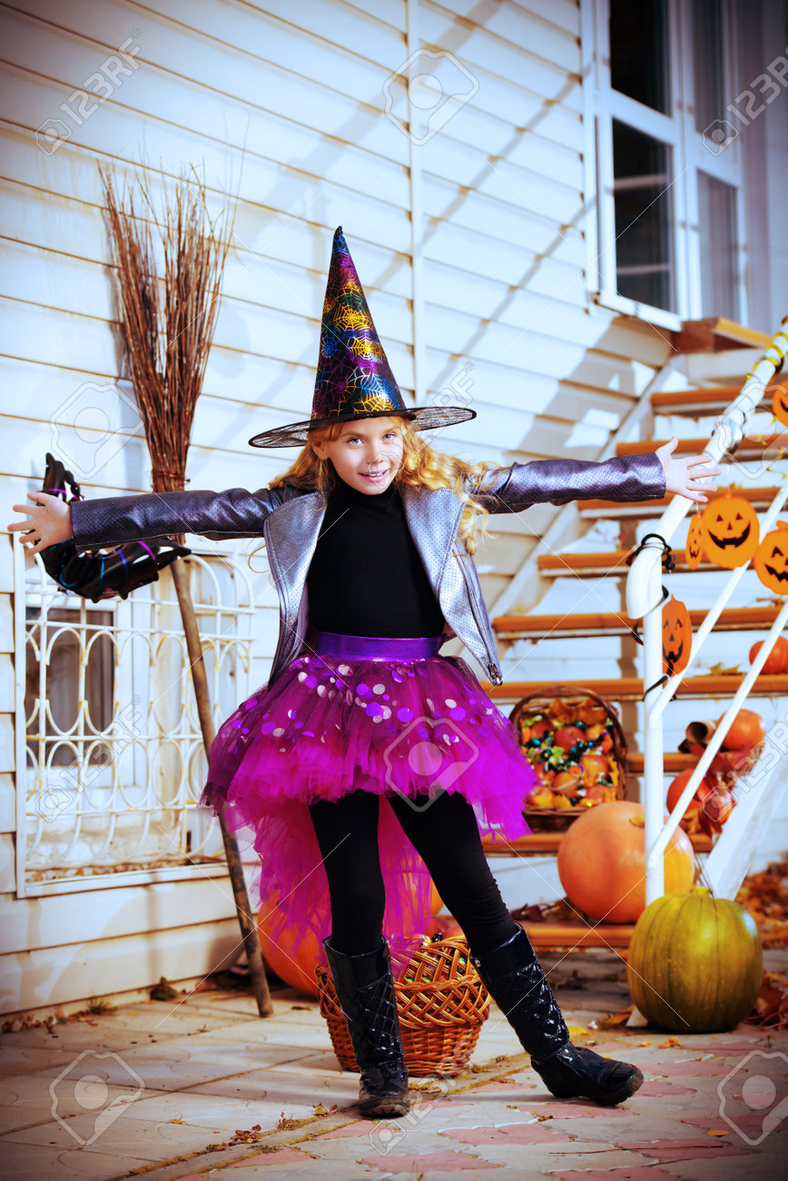 ハロウィーンを祝っている彼女の魔法のほうきで魔女の衣装の可愛い少女 お菓子をくれないといたずらするよ ハロウィーン パーティー の写真素材 画像素材 Image