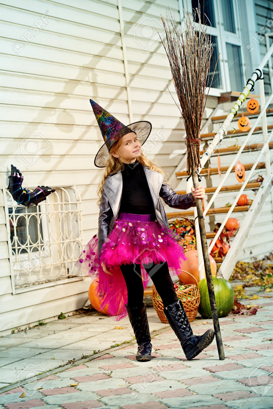 ハロウィーンを祝っている彼女の魔法のほうきで魔女の衣装の可愛い少女 お菓子をくれないといたずらするよ ハロウィーン パーティー の写真素材 画像素材 Image