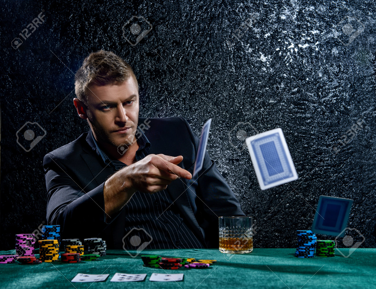カジノのゲーム テーブルでトランプを投げギャンブル男を興奮させた ギャンブル トランプやルーレット の写真素材 画像素材 Image