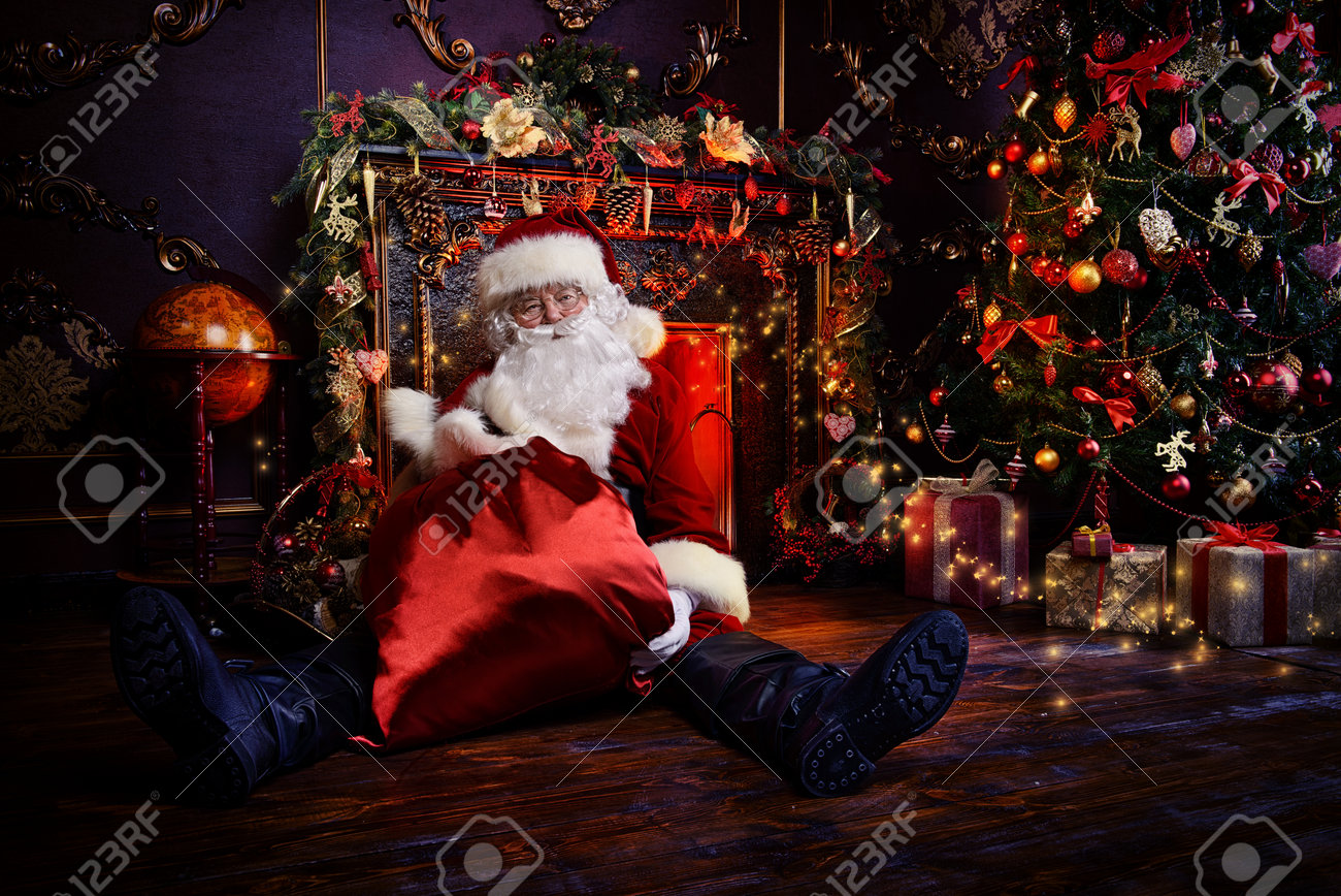 Sacco Per Regali Di Natale.Immagini Stock Babbo Natale Portare Il Sacco Con I Regali Per Il Natale La Casa E Arredata Con Gusto Per Natale Image 67228644