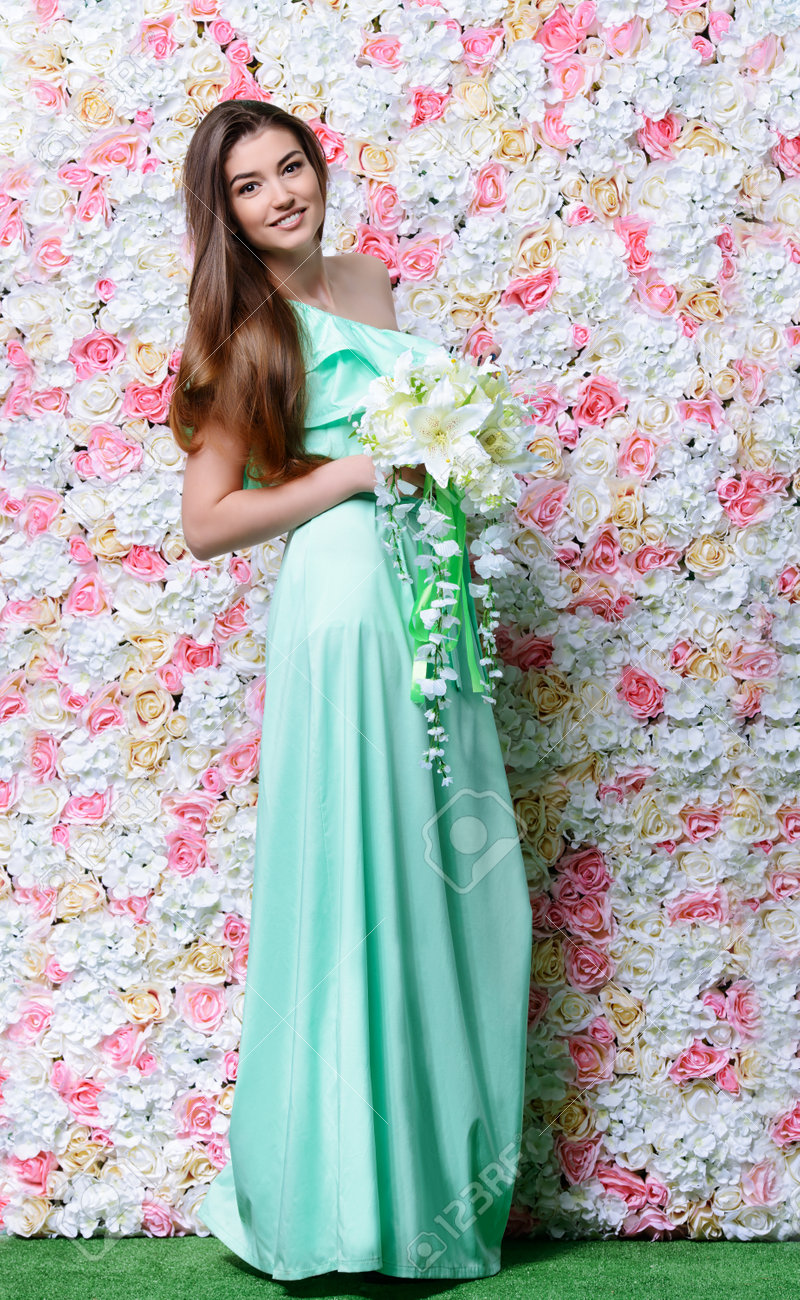 Portrait Dune Belle Jeune Femme Vêtue Dune Robe Longue Légère Sur Fond Floral Lambiance Du Printemps Et De Lété Belle Mariée Souriante Mariage