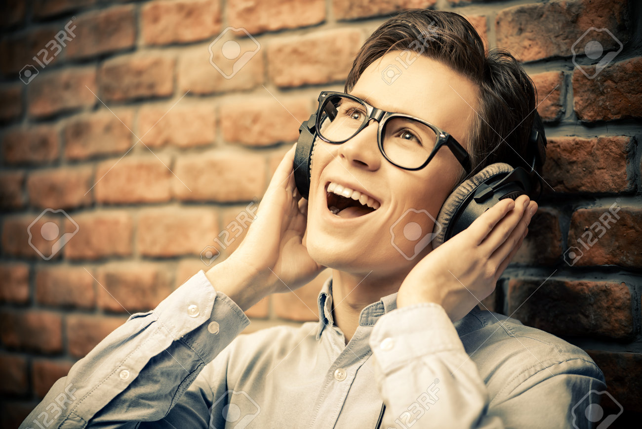 Gluckliche Junge Mann Hort Musik In Den Kopfhorern Zu Hause Radio