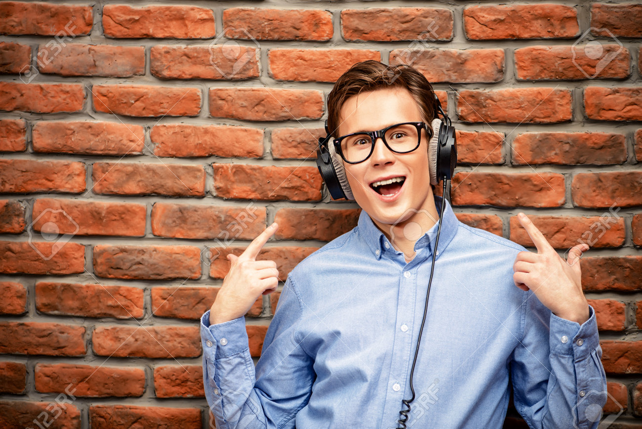Gluckliche Junge Mann Hort Musik In Den Kopfhorern Zu Hause Radio