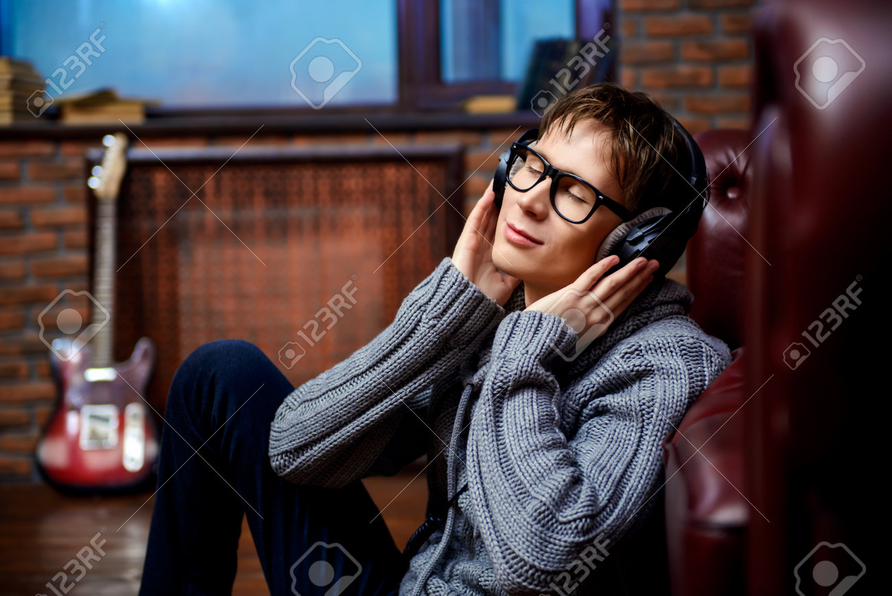 Gluckliche Junge Mann Hort Musik In Den Kopfhorern Zu Hause Radio