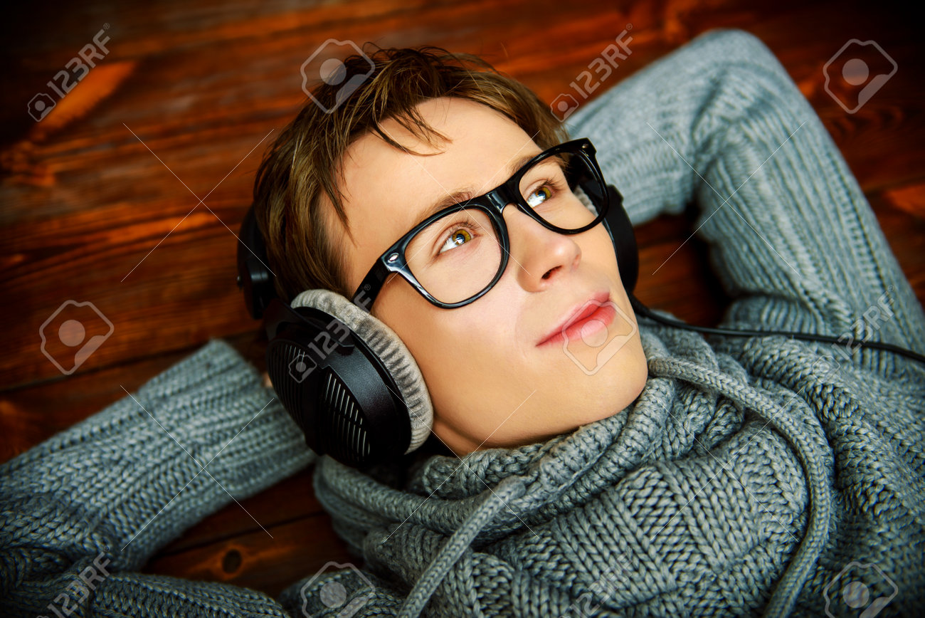 Gluckliche Junge Mann Hort Musik In Den Kopfhorern Zu Hause Radio