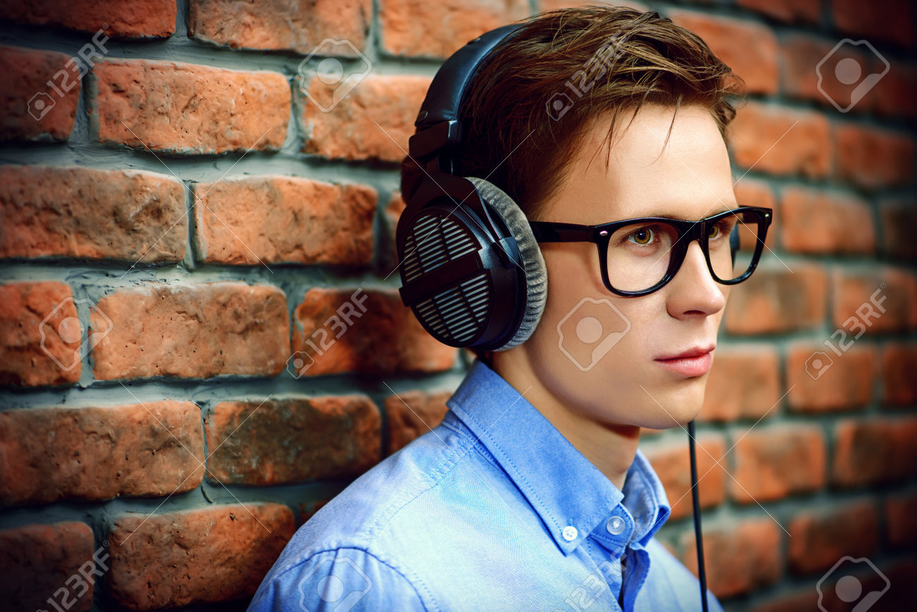 Ruhige Junger Mann Hort In Den Kopfhorern Musik Zu Hause Radio