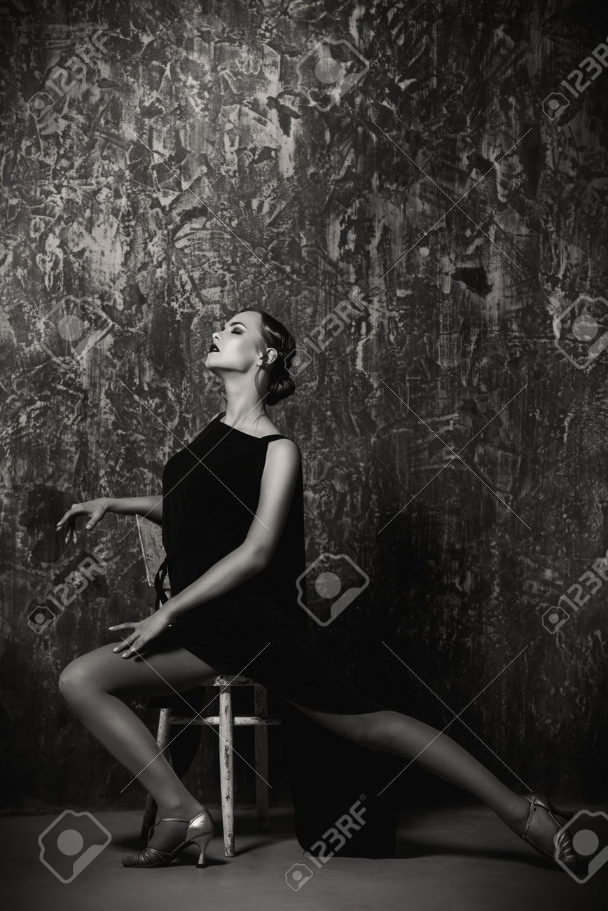 Schone Reizende Frau Mit Altmodischen Make Up Und Finger Welle Frisur Luxusleben Retro Stil 20er Und 30er Jahre Schonheit Mode Konzept Tango Tanzen Lizenzfreie Fotos Bilder Und Stock Fotografie Image 76865468