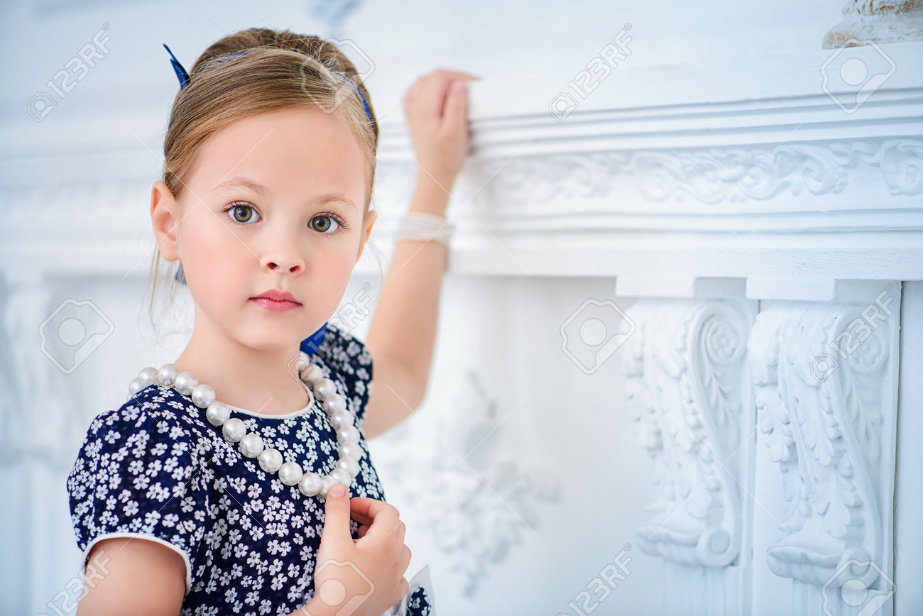 Close Up Retrato De Una Hermosa Nina Con Peinado Elegante Moda Para Ninos Fotos Retratos Imagenes Y Fotografia De Archivo Libres De Derecho Image 82814917