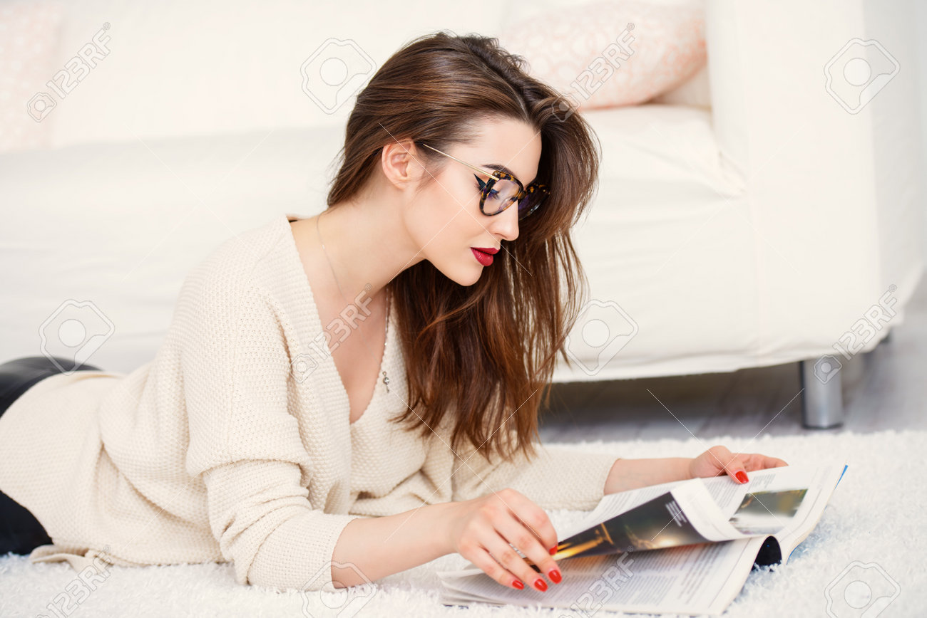 83042541-retrato-de-una-bella-mujer-leyendo-una-revista-en-casa-belleza-moda-estilo-%C3%B3ptico.jpg