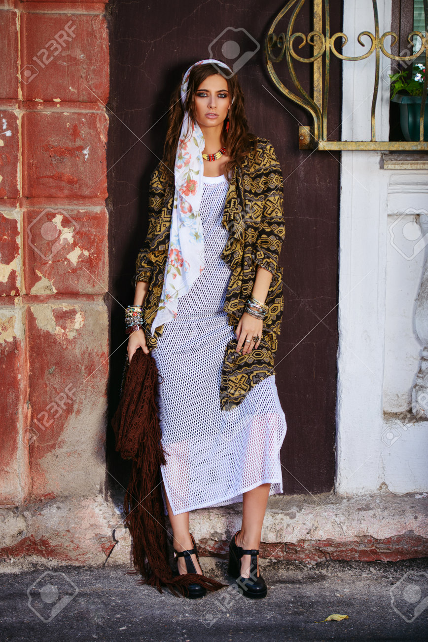 女性のスタイル 通りに自由奔放に生きる風衣装でポーズをとる女性ファッションモデル アウトドアファッション の写真素材 画像素材 Image