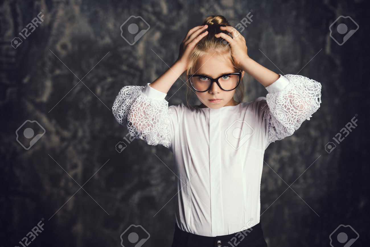 大きなメガネで真面目な物思い女子高生のポートレート 教育コンセプト の写真素材 画像素材 Image