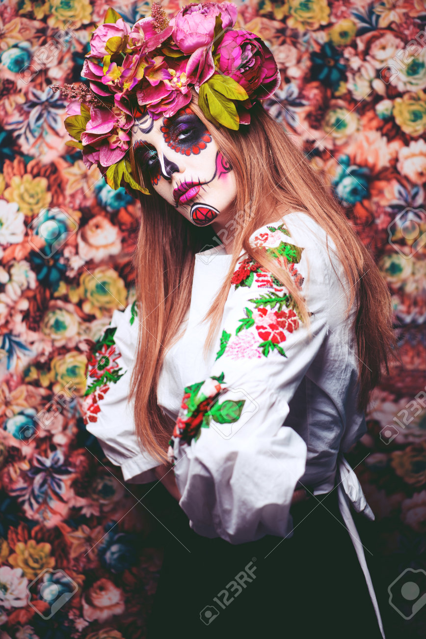 Dia De Los Muertos Tag Der Toten Frau Mit Zucker Schadel Make Up Auf Einem Floralen Hintergrund Calavera Catrina Halloween Lizenzfreie Fotos Bilder Und Stock Fotografie Image 85948829
