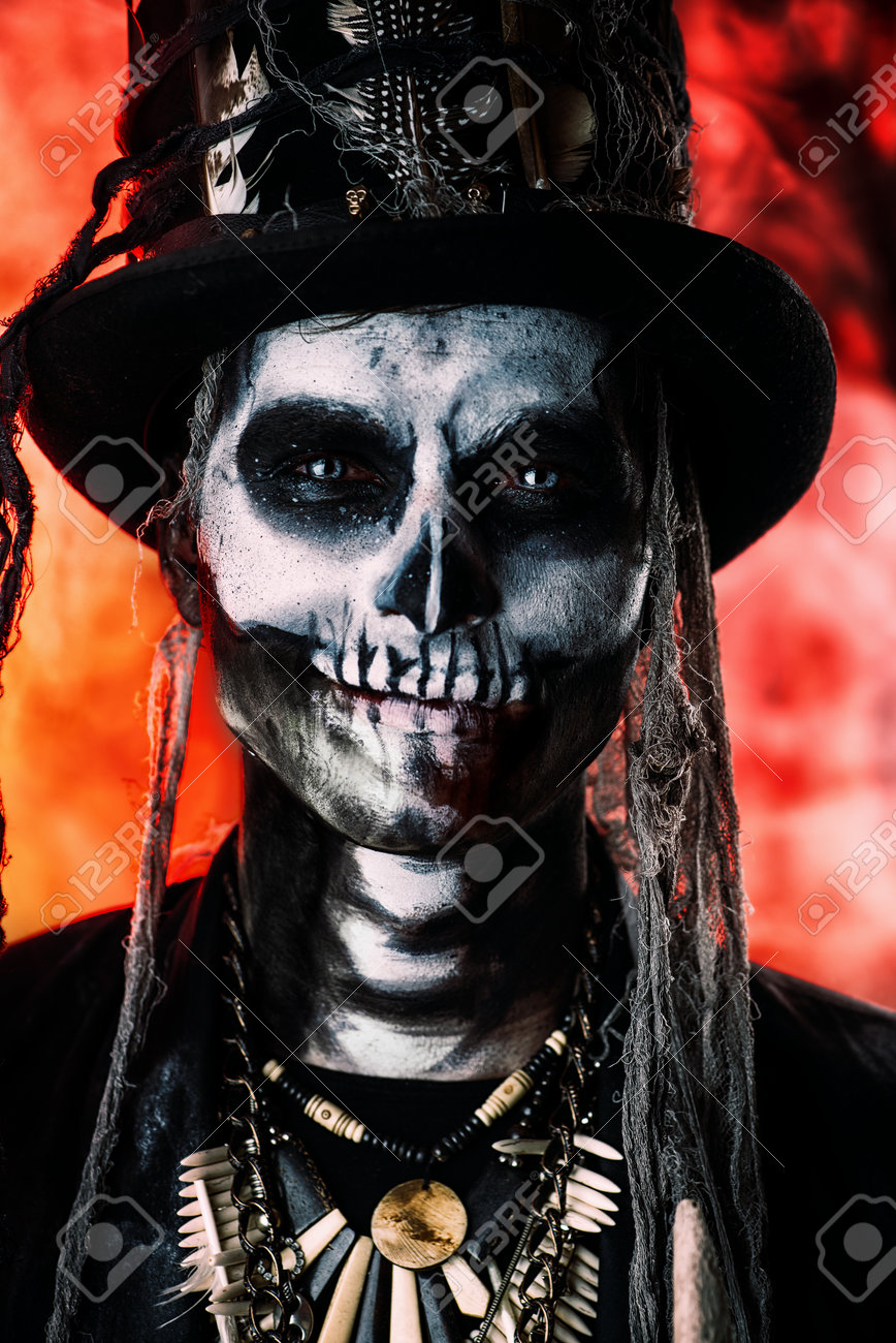 Un Homme Avec Un Maquillage De Crane Vetu D Un Manteau De Queue Et D Un Chapeau De Dessus Baron Samedi Baron Samedi Dia De Los Muertos Le Jour Des Morts Halloween Banque D Images