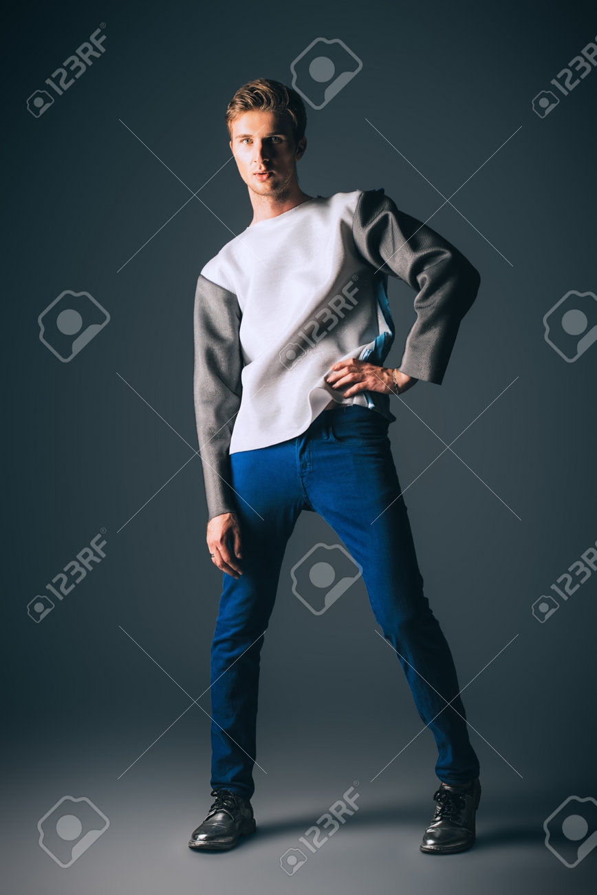 男性の美容 ファッション ハンサムな男性モデルの現代的な服でスタジオでポーズします の写真素材 画像素材 Image