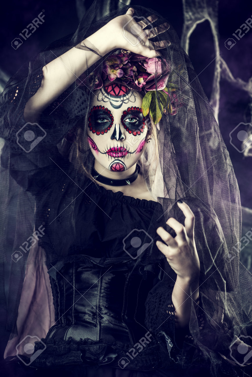 Calavera Catrina En Vestido Negro Sobre Fondo Oscuro. Maquillaje Del Cráneo Del Azúcar. Dia De Los Muertos. Dia De Los Muertos. Víspera De Todos Los Santos. Fotos, Retratos, Imágenes Y Fotografía De Calavera Catrina En Vestido Negro Sobre Fondo Oscuro. Maquillaje Del Cráneo Del Azúcar. Dia De Los Muertos. Dia De Los Muertos. Víspera De Todos Los Santos. Fotos, Retratos, Imágenes Y Fotografía De