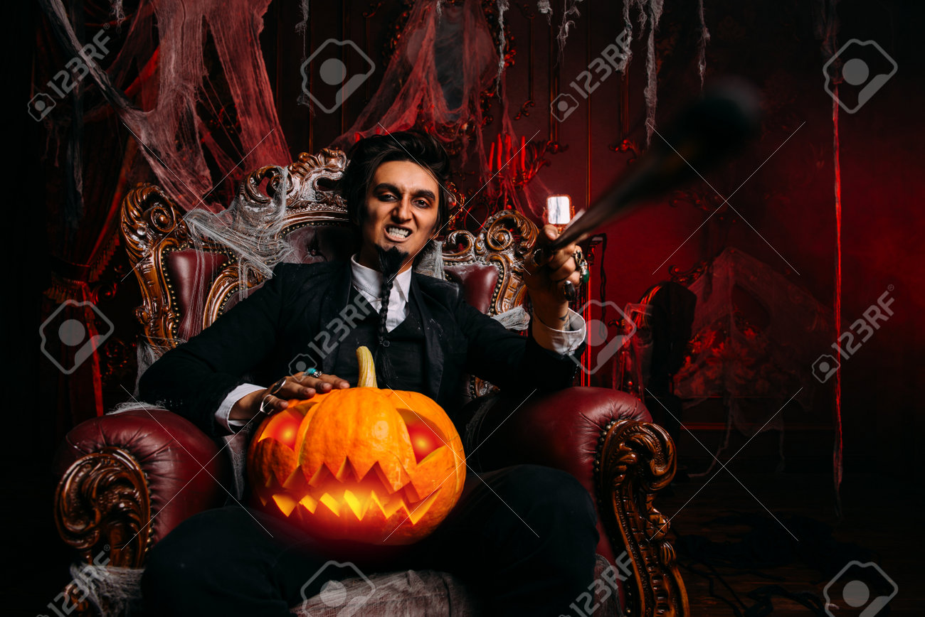 Halloween. Homme Mystérieux Et Effrayant, Un Aristocrate Halloween. Homme élégant Et Mystérieux, Aristocrate Dans Un