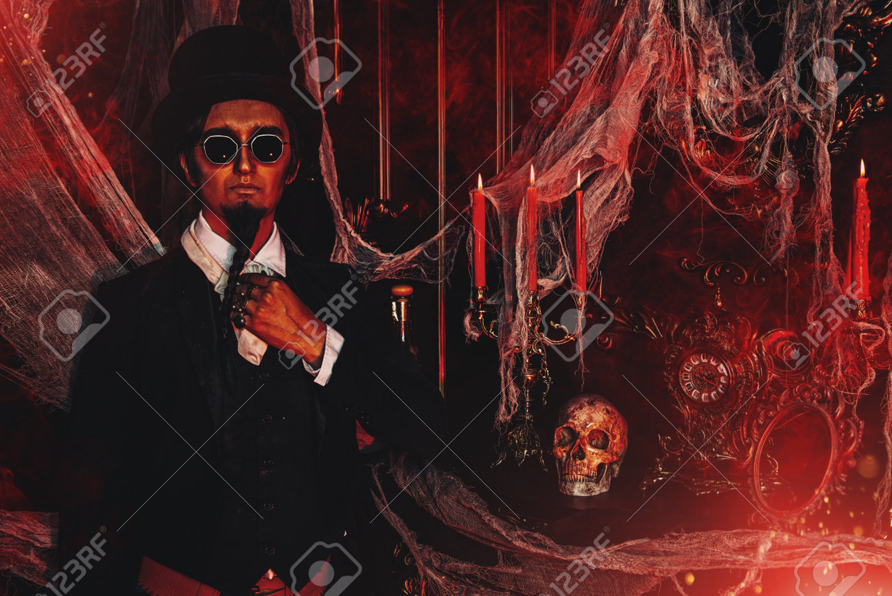 Halloween. Homme élégant Et Mystérieux, Aristocrate Dans Un Halloween. Homme élégant Et Mystérieux, Aristocrate Dans Un