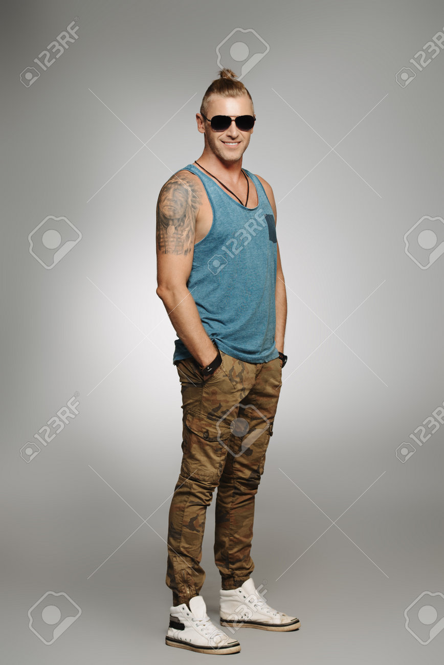 カジュアルな服を着てスタジオでポーズの男性的なハンサムな男 男性のファッション 残忍な中年の男性 の写真素材 画像素材 Image 1909