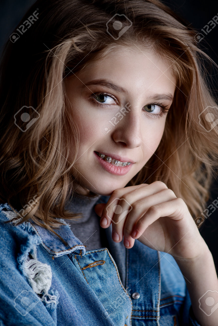 歯の中かっこを身に着けているかわいい女の子のティーンエイジャー ヘルスケア Stomatology および矯正歯科 の写真素材 画像素材 Image