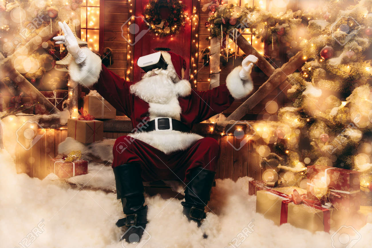 Capodanno Alla Casa Di Babbo Natale.Immagini Stock Raffreddare Babbo Natale Moderno In Bicchieri Per Realta Virtuale Seduto Vicino Alla Sua Casa Decorata Giochi Per Computer Concetto Di Natale E Capodanno Image 91258627