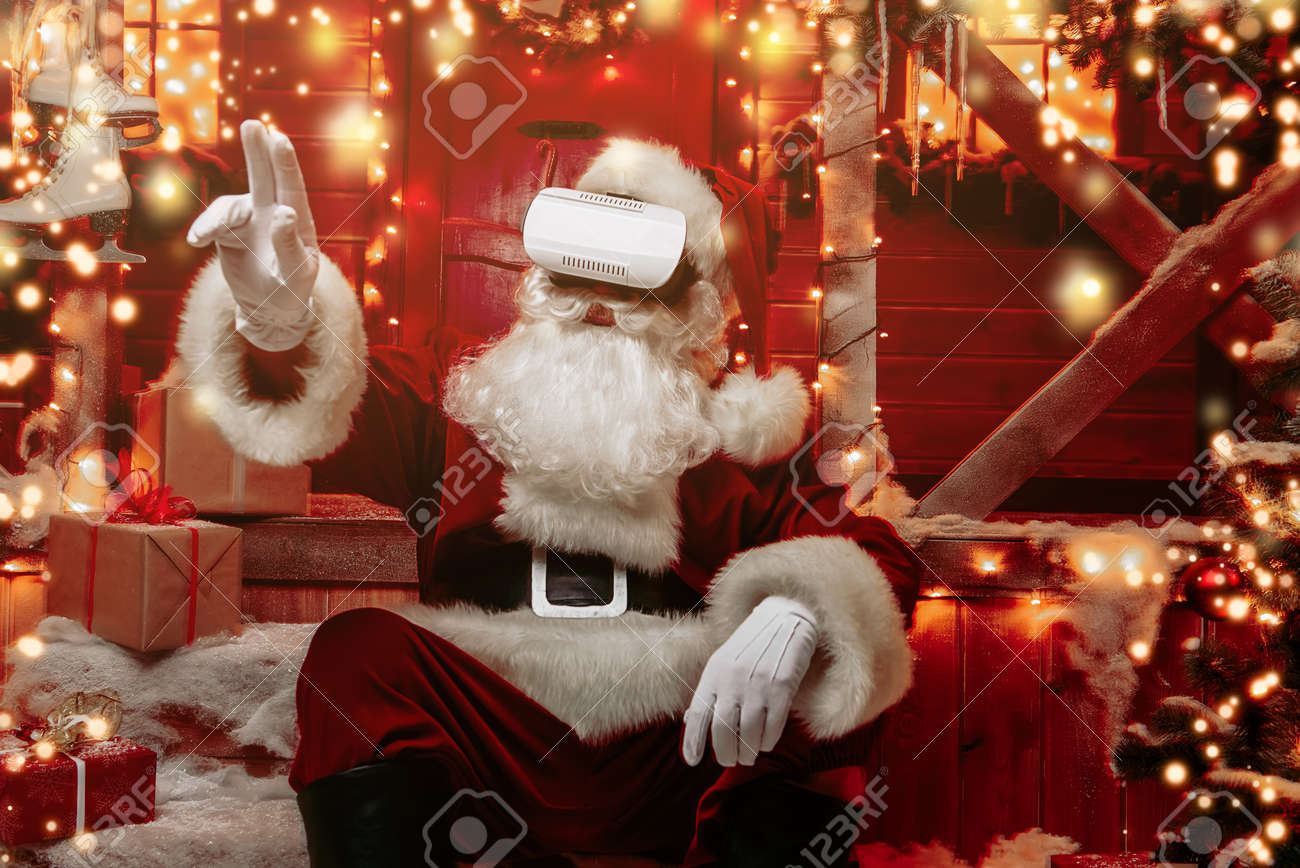 Capodanno Alla Casa Di Babbo Natale.Immagini Stock Raffreddare Babbo Natale Moderno In Bicchieri Per Realta Virtuale Seduto Vicino Alla Sua Casa Decorata Giochi Per Computer Concetto Di Natale E Capodanno Image 91447150
