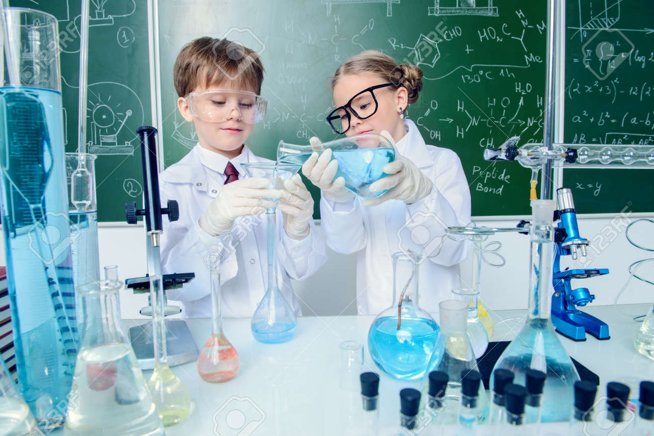 Making experiments. Do experiments или make experiments. Человек проводящий опыт. Фото ученых занятий для детей 6 лет. Наука стоковые фото.