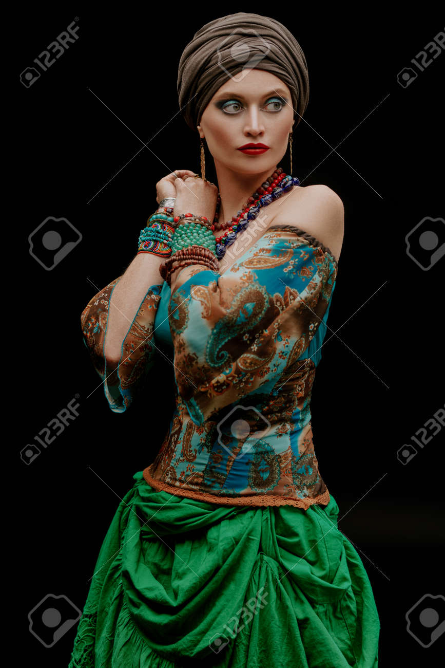 黒の背景に美しいジプシーの女性の肖像画。スタジオショット。国民の