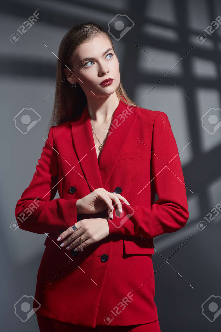 Style Professionnel l gant. Portrait D une Belle Jeune Femme Avec