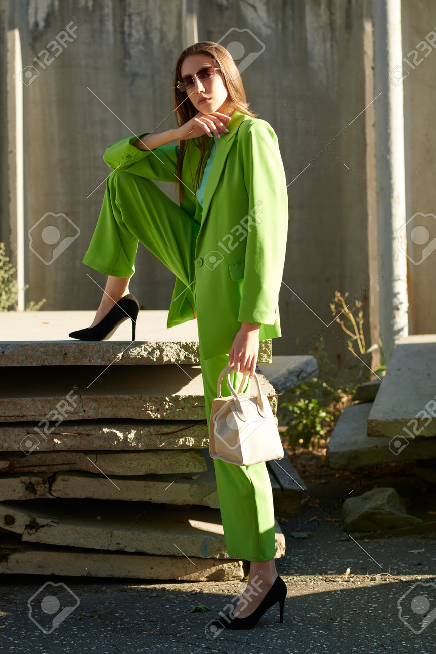 パンツスーツ　接写 