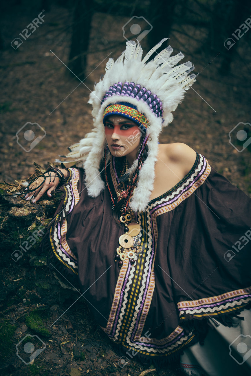 Native Americans. Portrait Of An American Indian Girl In National Dress And  A Feather Headdress In The Wild Forest. Stock Photo, Picture and Royalty  Free Image. Image 209762235., image size:867x1300