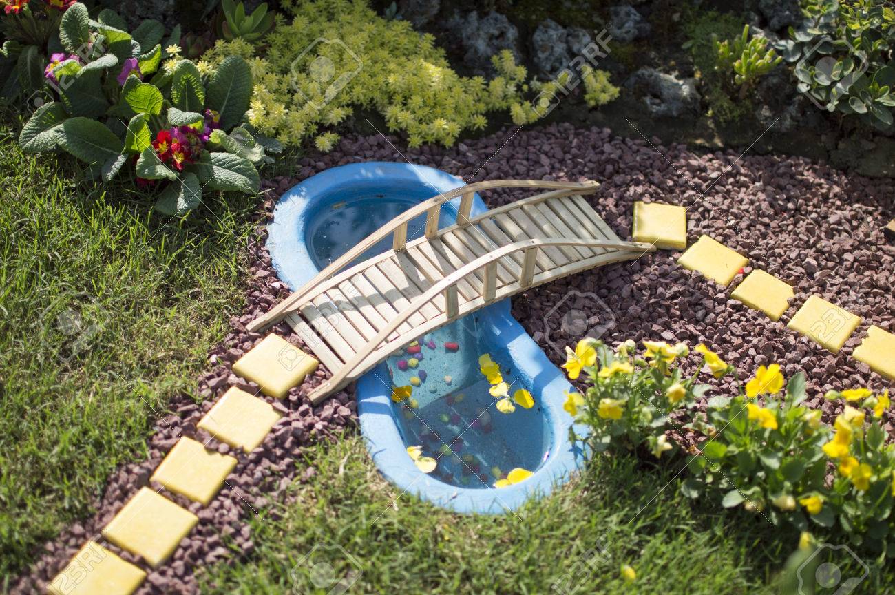 Exotische Landschaft Im Garten Mit Teich Und Brucke Lizenzfreie Fotos Bilder Und Stock Fotografie Image 86494563