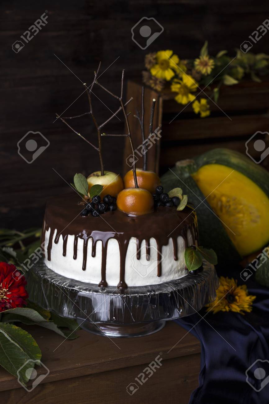 Gateau De Citrouille Avec Des Pommes Au Caramel Pour Halloween Banque D Images Et Photos Libres De Droits Image
