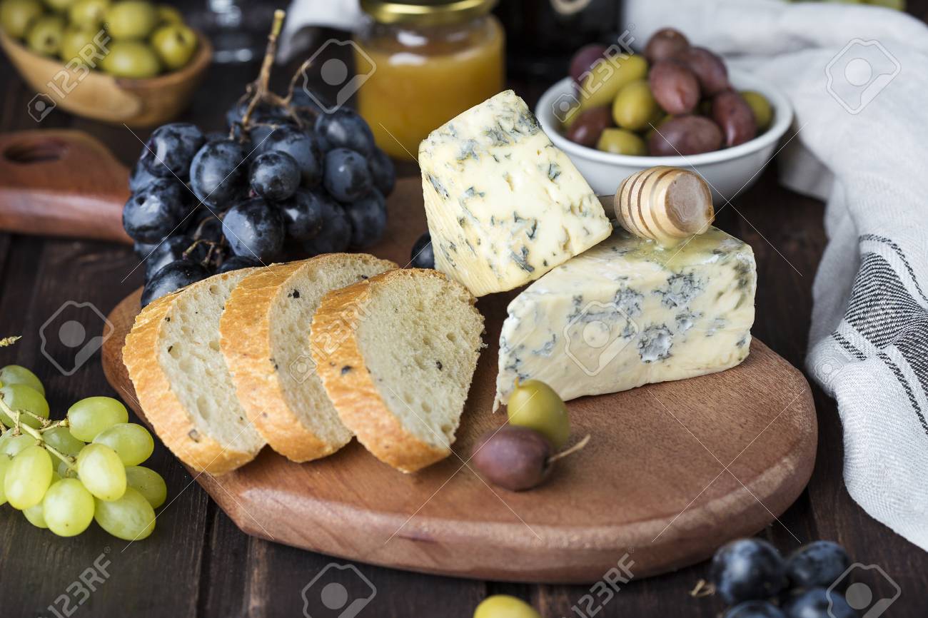 ブルー チーズ オリーブ パンとぶどうのおつまみ の写真素材 画像素材 Image 90958788