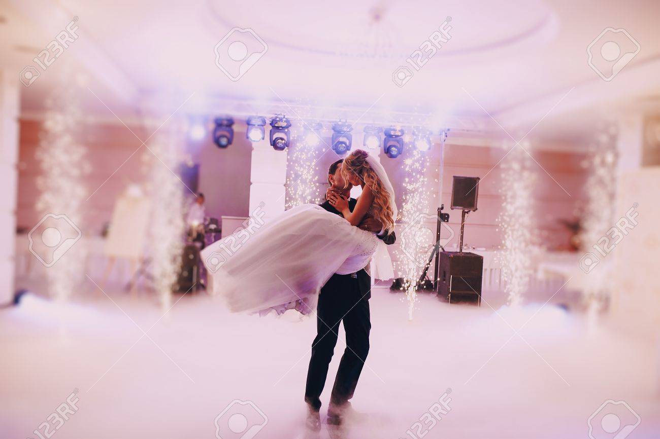 brides wedding party in the elegant restaurant with a wonderful light and atmosphere - 43987466 brides wedding party in the elegant restaurant with a wonderful light and atmosphere - 43987466