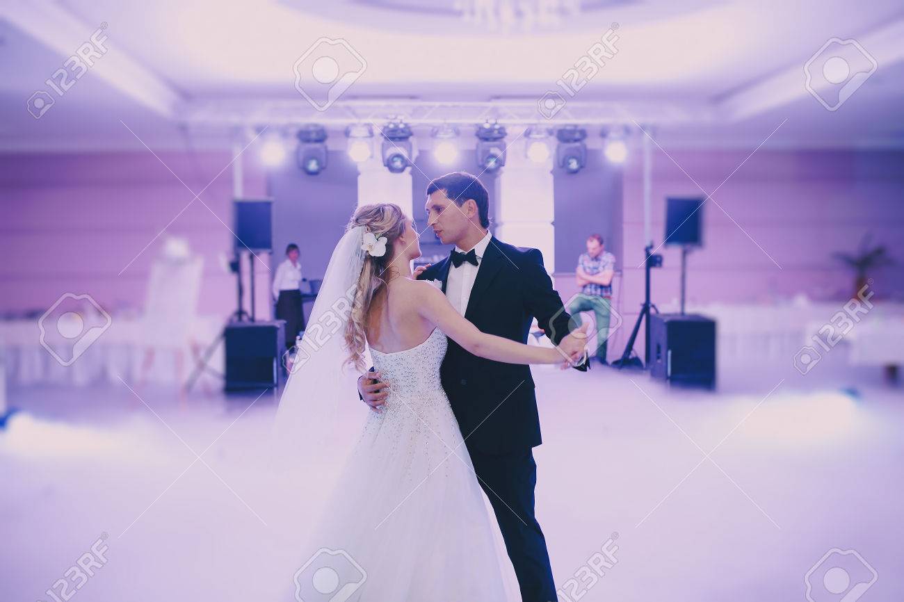 brides wedding party in the elegant restaurant with a wonderful light and atmosphere - 44339215 brides wedding party in the elegant restaurant with a wonderful light and atmosphere - 44339215