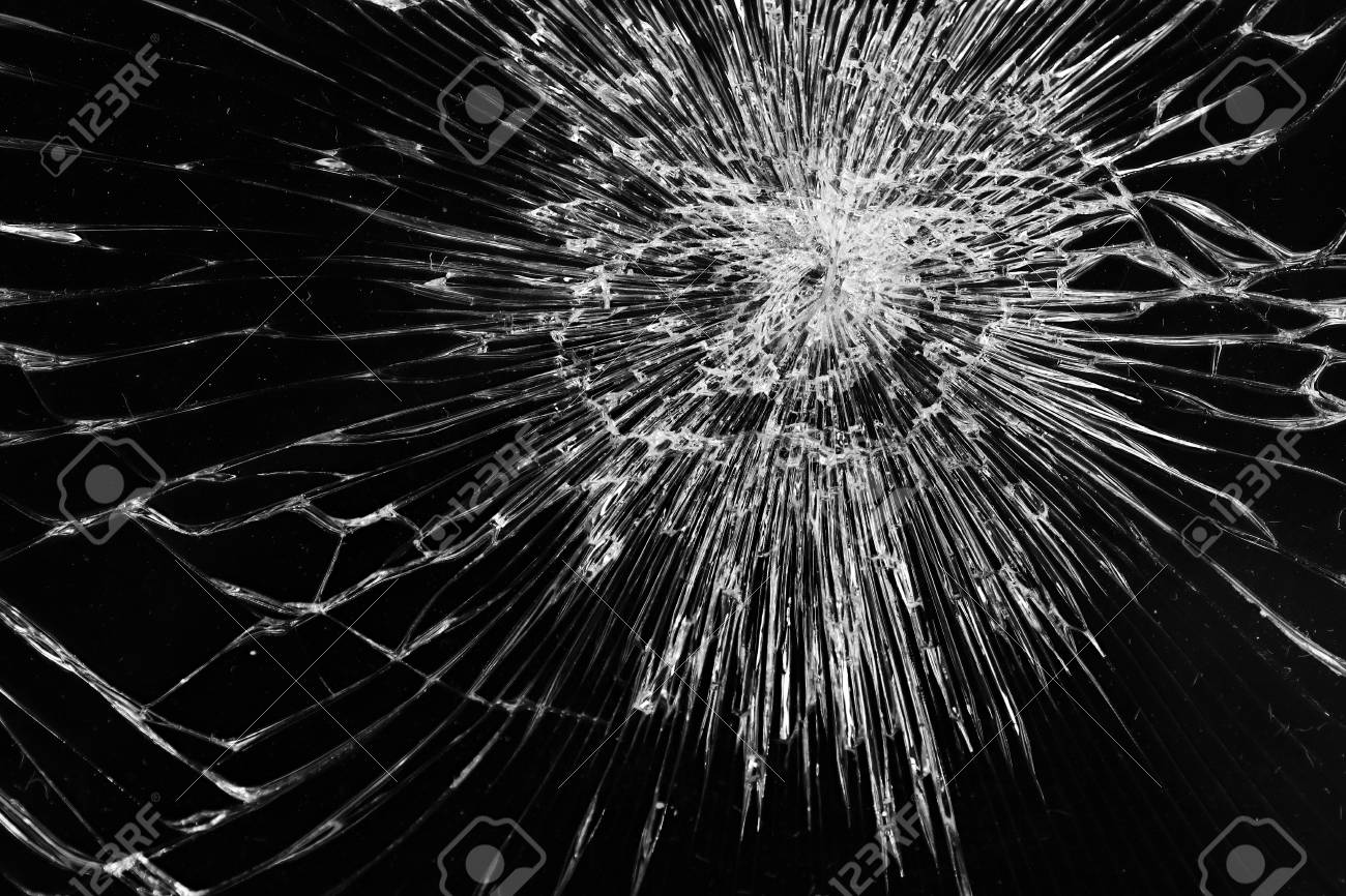 割れたガラス 黒い背景を持つ の写真素材 画像素材 Image